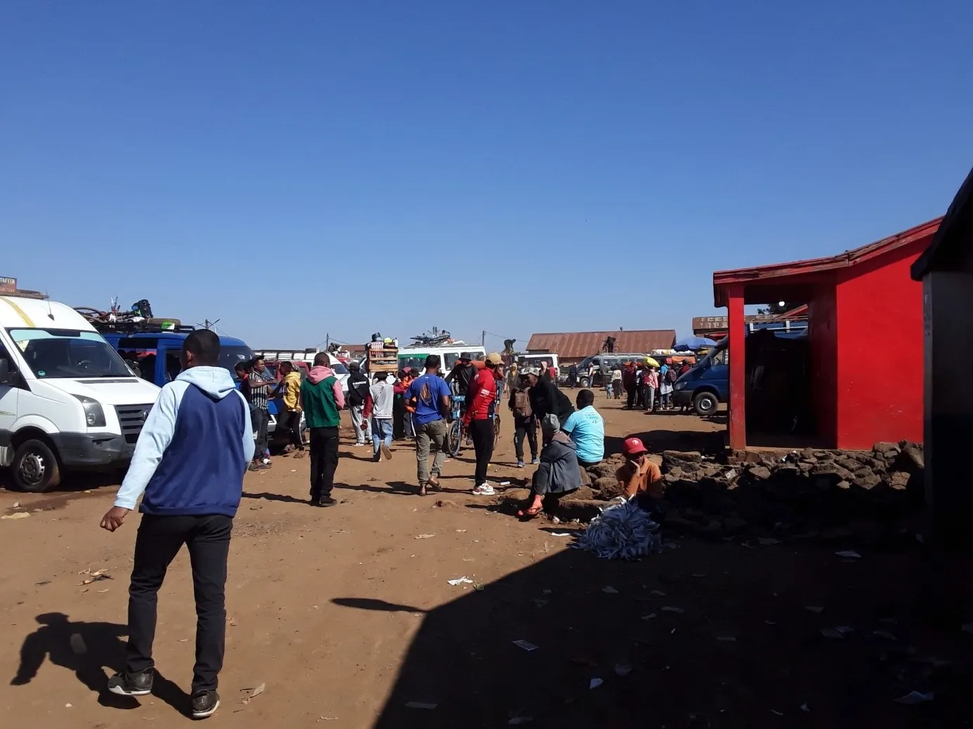 Gare routière d'Antsirabe - ruée des voyageurs en taxis-brousse