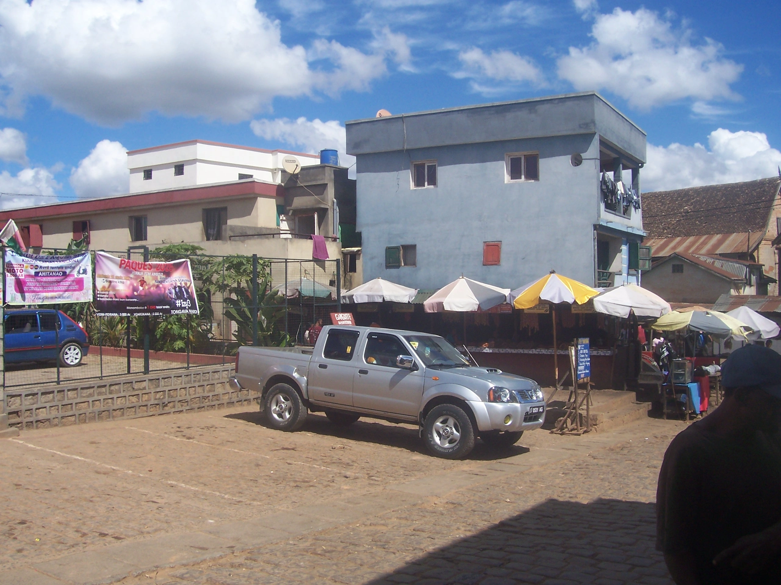 Talata Volonondry mpivarotra koba sy saosisy