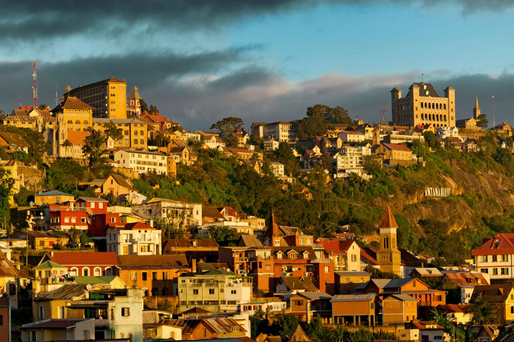 Le Rova d'Antananarivo représenté sur la fresque — patrimoine royal malgache