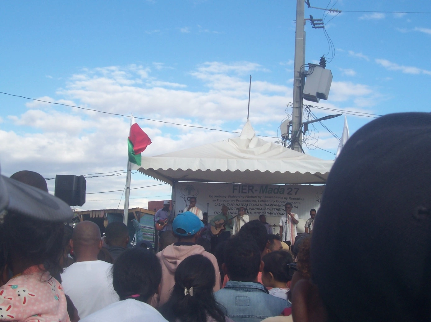 Le Groupe artistique Noely animant la foire Fier-Mada