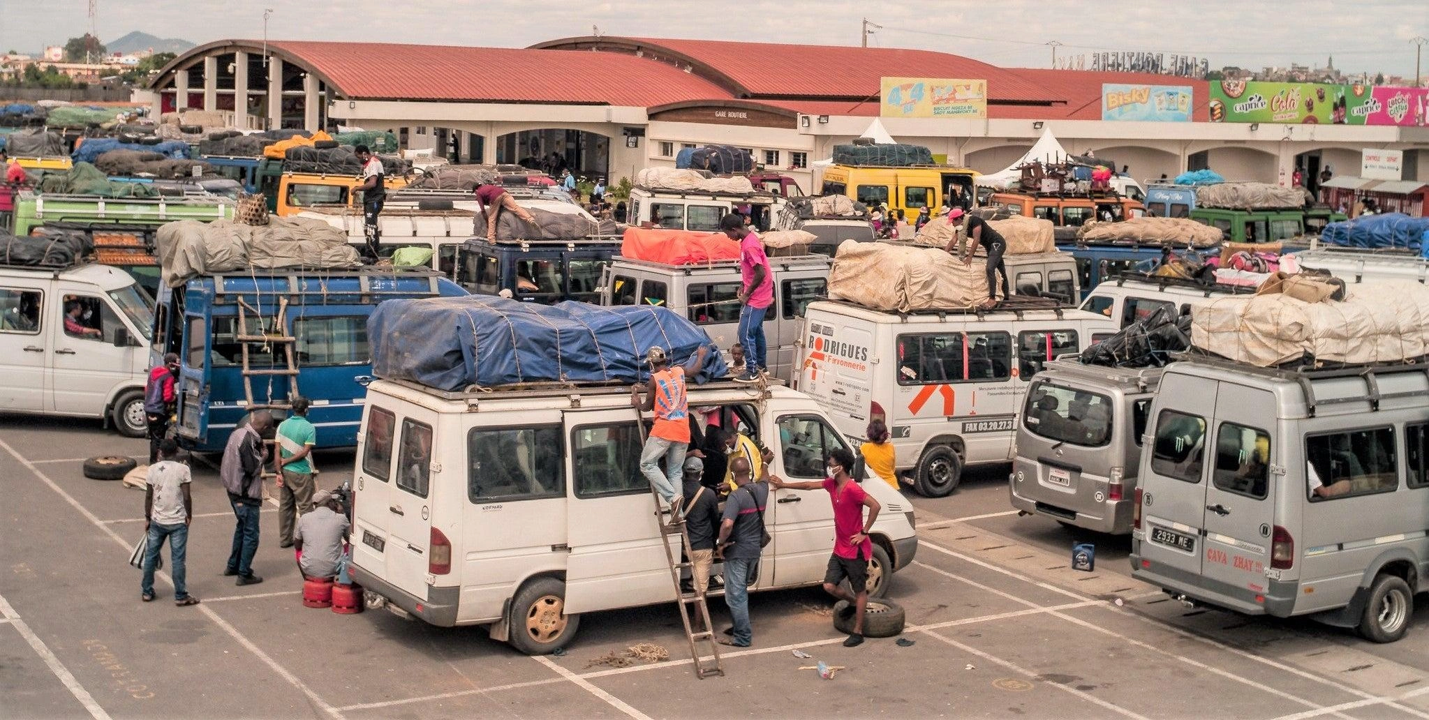 Contrôle de véhicules par l'ATT dans une gare routière d'Antananarivo