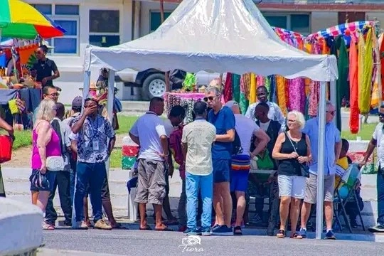 : Paoma : MBOLA TSY HITA MITOBAKA ENY