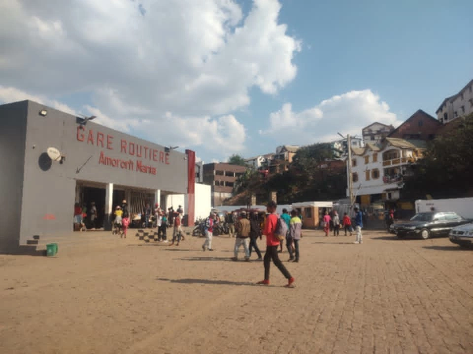 Ho an'ny Gara fiantsonan'ny taksibrosy ao Ambositra, ohatra, dia tsy maharaka ny taksibrosy mpitatitra olona amin'ireo manao zotra Vakinankaratra sy Ambositra