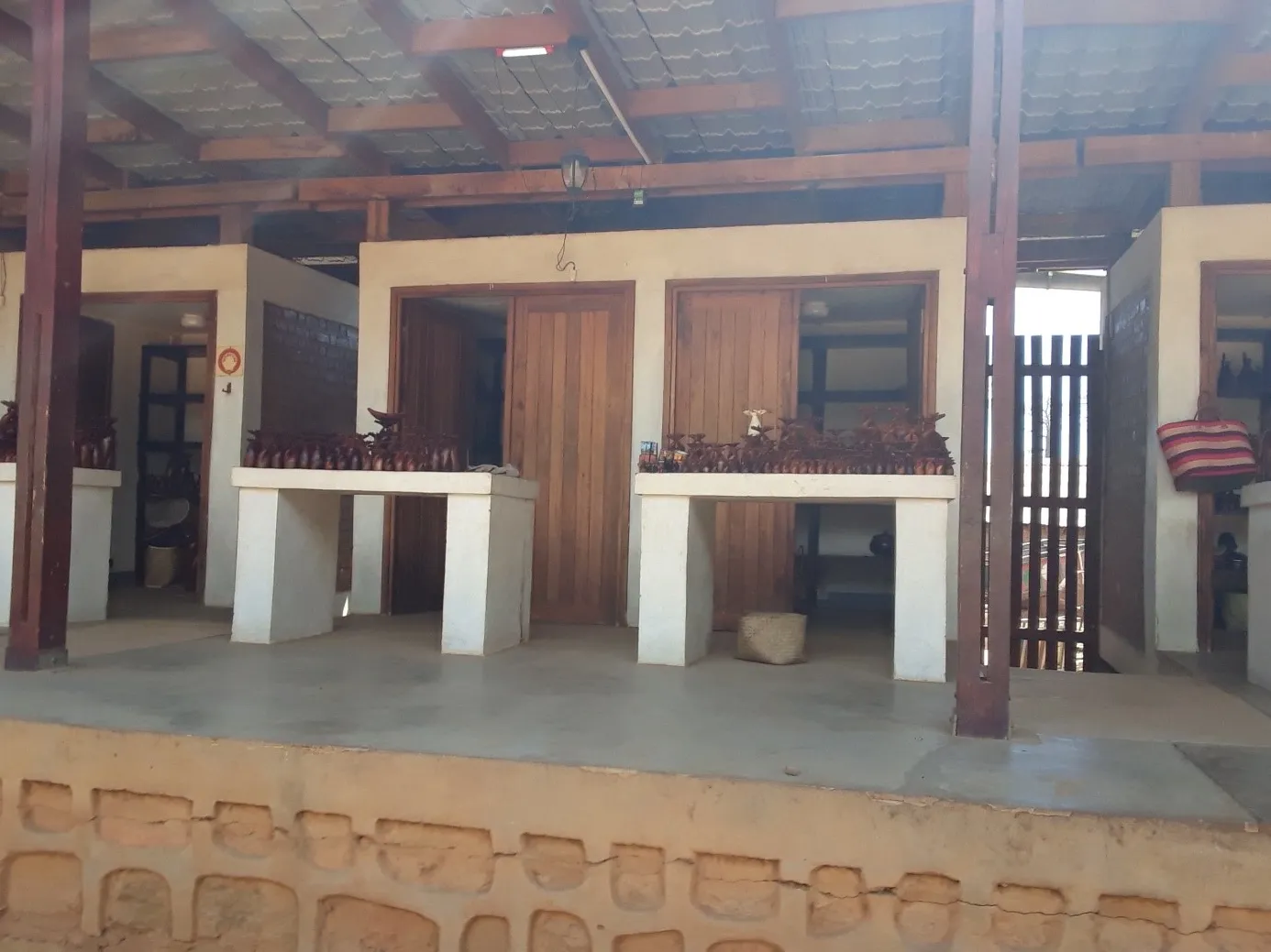 Marché des objets d’art en bois sculptés représentant des baobabs amoureux