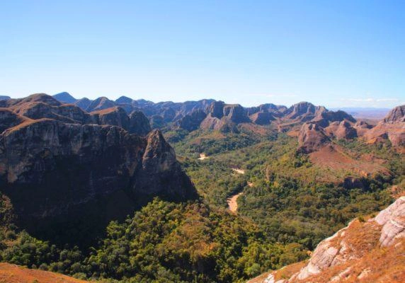 Vue panoramique du Massif du Makay pendant la saison sèche