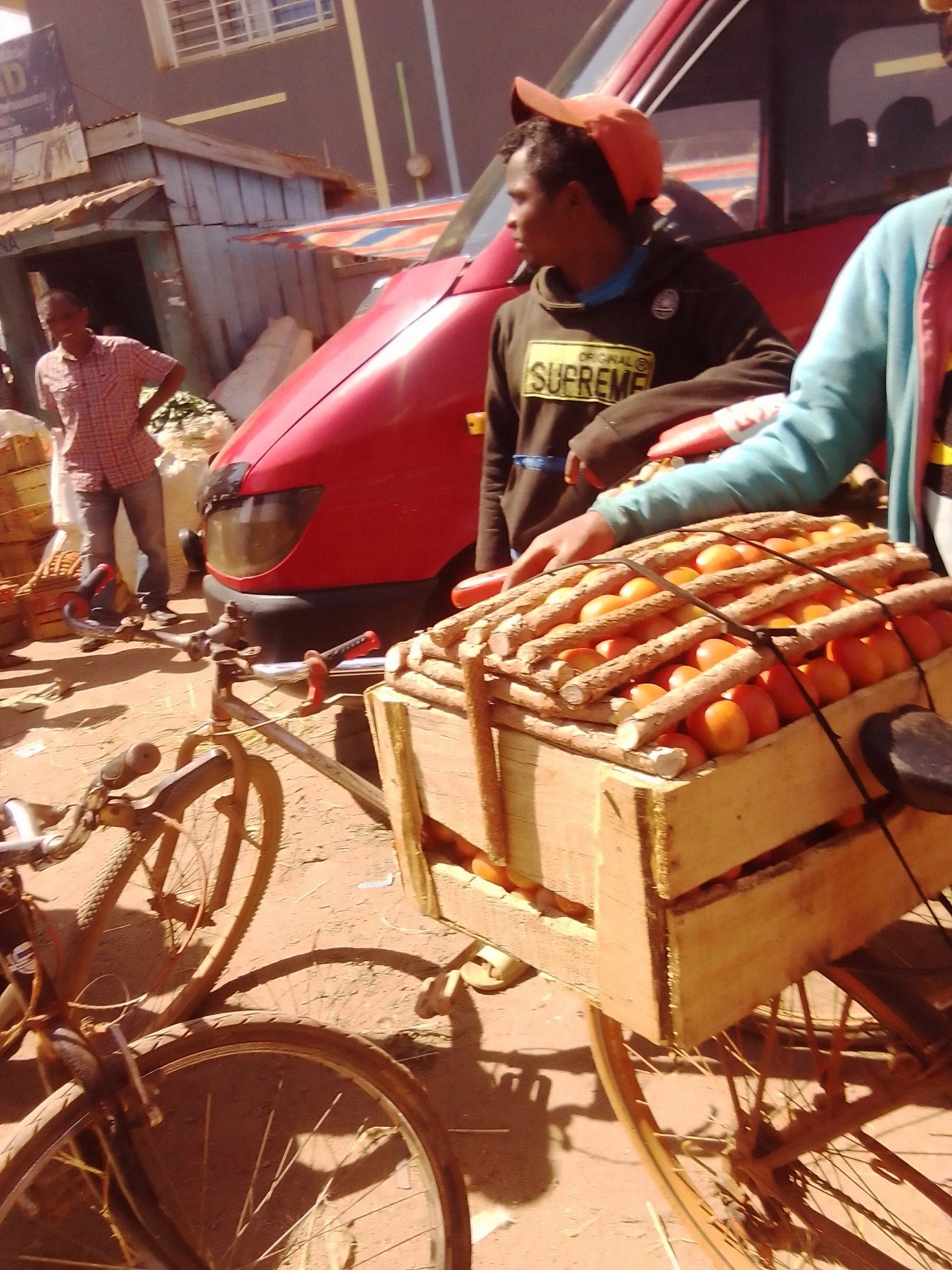 Tomates et fruits importés à Madagascar